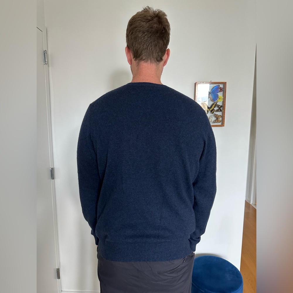 Neiman Marcus Men’s Blue Cashmere V-Neck Pullover Sweater - Picture 3 of 7